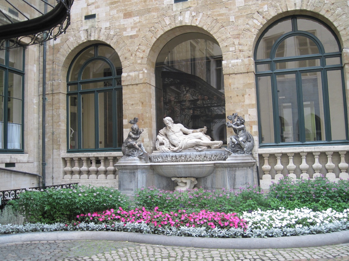  Bruxelles- Interno dell'Hotel de Ville(Municipio- con una fontana)